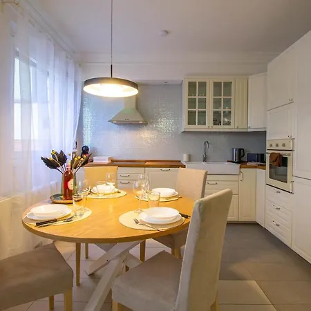 Hillside * بودابست